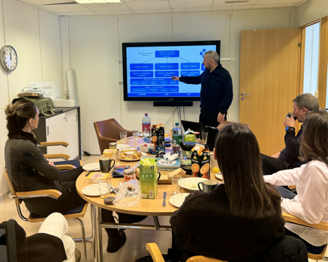 Daglig leder, Jim Olav Hansen, presenterer organisasjonskartet til Norske Redningshunder.